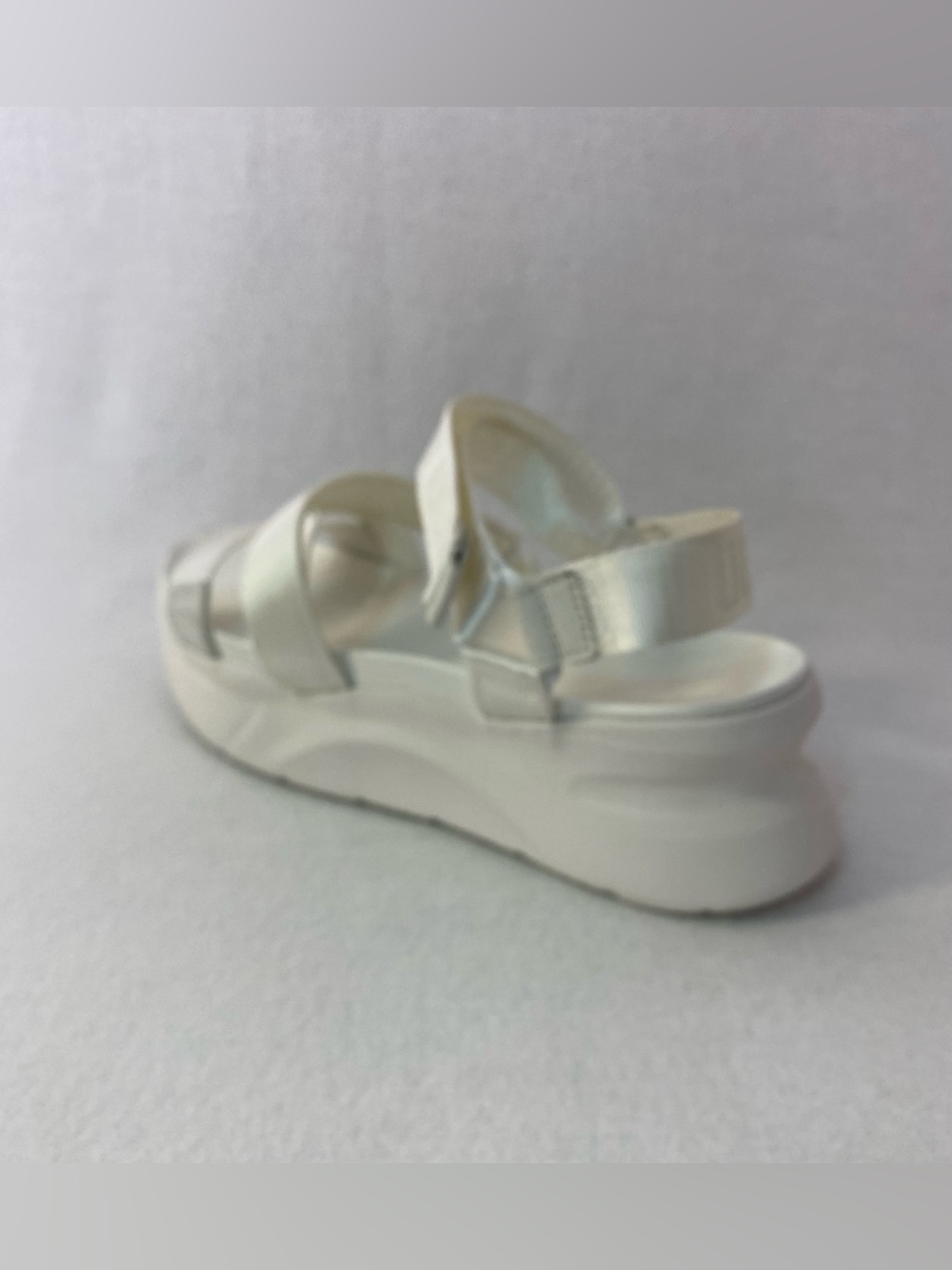 UGG Women’s LA Shores Platform Sandals White Size 9